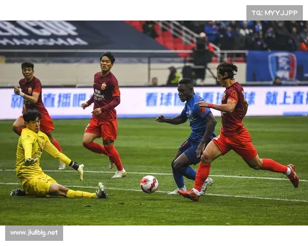 大连英博惜败上海申花失去宝贵三分 对球队士气与排名的影响分析 大连英博惜败上海申花失去宝贵三分 对球队士气与排名的影响分析